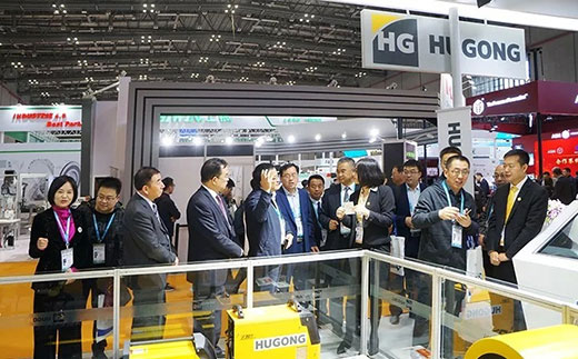 甘肃省天水市常务副市长莅临GA黄金甲意大利CEA展位