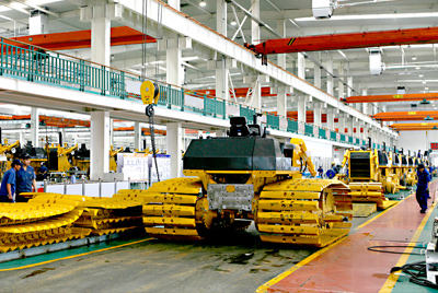 欧博abg90年月建成的海内最大的间歇式推土机总装线