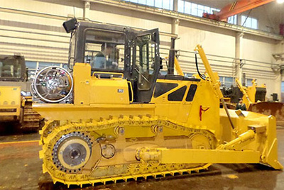 天下上第一台燃气型履带式推土机——SD20-5（LNG）在研究总院新产品试制中心下线。。。SD20-5（LNG）履带式推土机是公司顺应行业生长趋势开发的一款节能、环保产品，，，整机接纳自然气专用发念头，，，燃烧后无积炭，，，知足stageIIIA排放，，，寿命更长，，，维修频率更低。。。