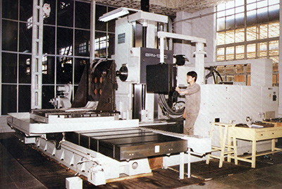 BPN-13B(R4)数控卧式加工中心。。。厂房扩建加大，，，装备填平补齐，，，增添精、大、稀装备，，，新上生产线，，，提高企业装备素质，，，使欧博abg厂成为名副着实的大马力推土机生产厂。。。